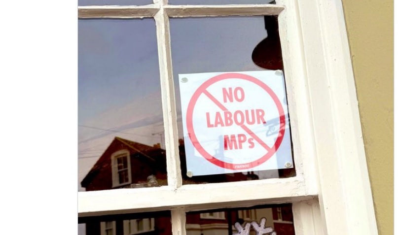 Revolta puburilor britanice împotriva guvernului: De ce au interzis accesul pentru parlamentarii din Marea Britanie