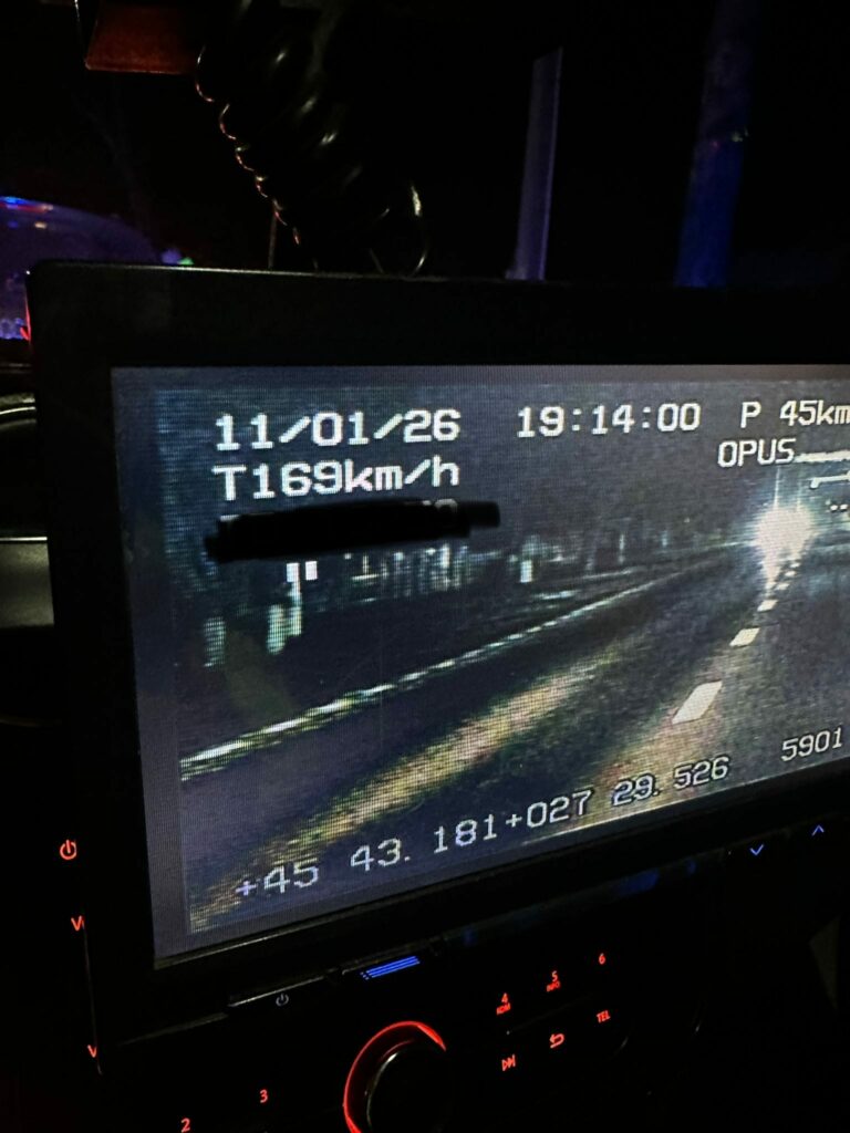 Un șofer a rămas fără permis deoarece a depășit viteza maximă cu 119 km/h. A doua zi a fost prins la volan