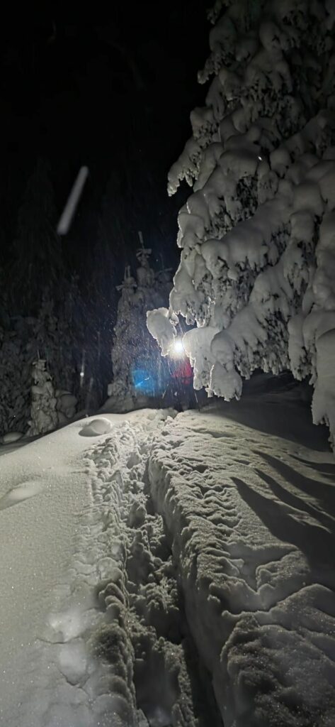 Doi tineri ucraineni, blocați în Munții Maramureșului. Acțiune de salvare dificilă: ger și zăpadă de 2 metri