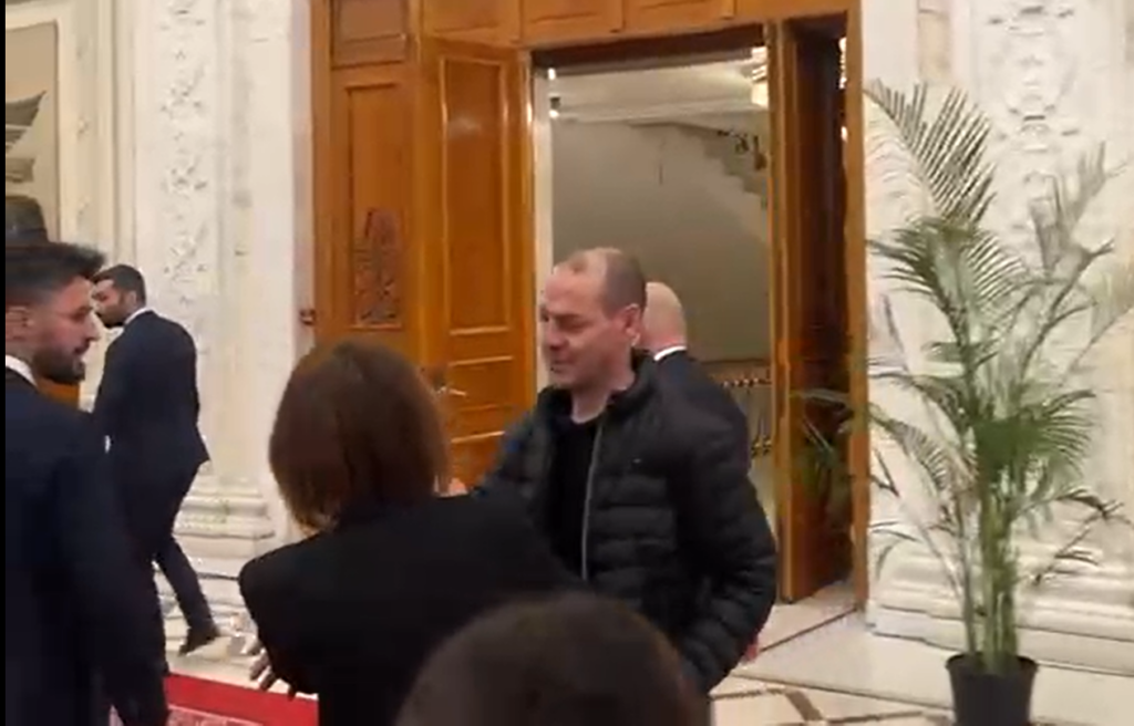Ofițerul de presă care i-a împins pe jurnaliști pe holul Parlamentului, sancționat cu o reducere de 5% a salariului