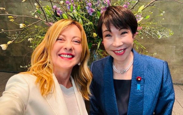 Fotografie în stil manga cu Giorgia Meloni și prim-ministrul japonez: „Din ce în ce mai aproape. Prietenie și armonie”