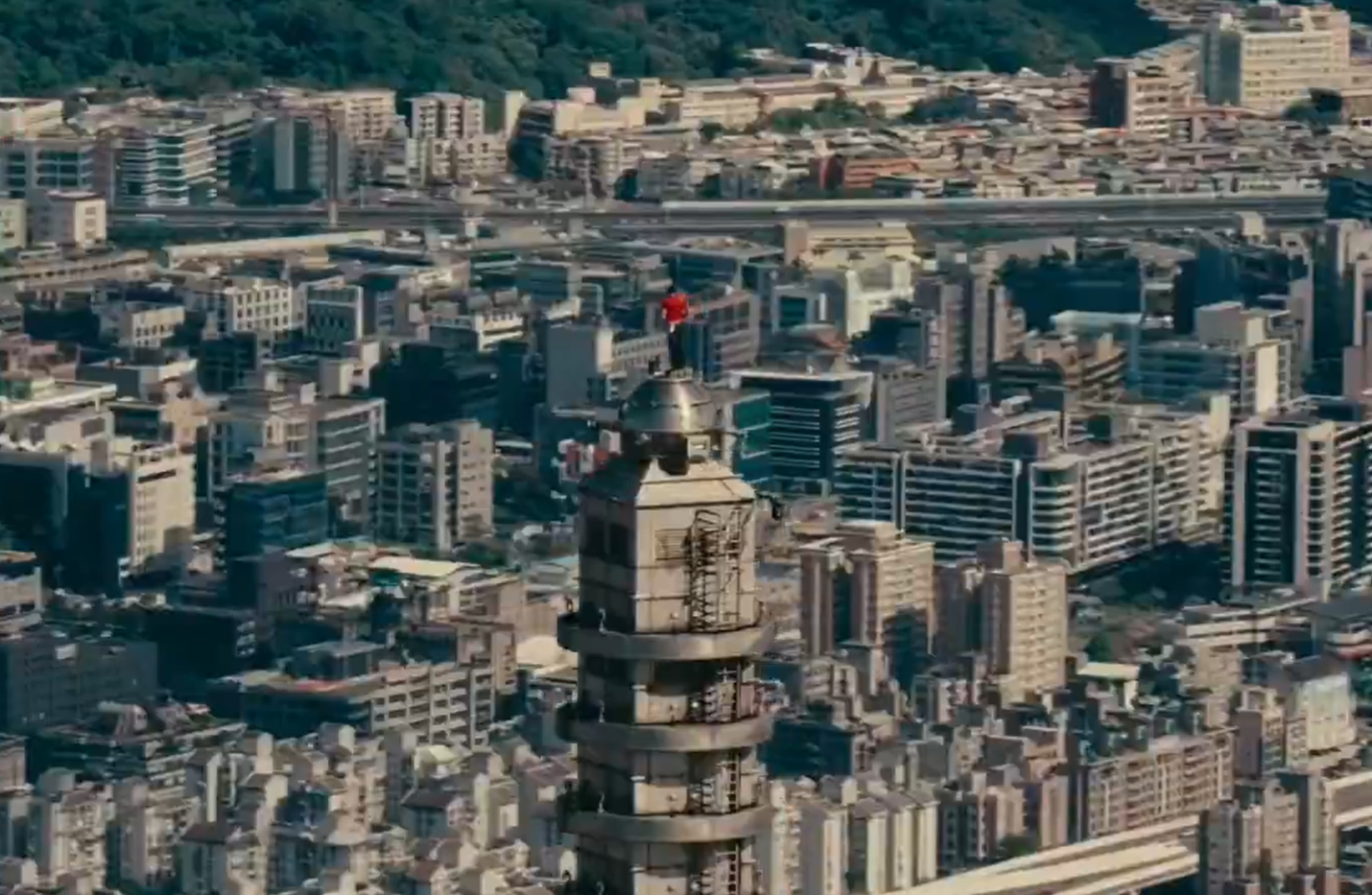 Alpinistul Alex Honnold atinge Taipei 101 fără frânghii