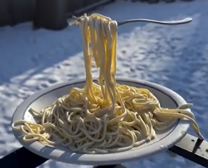 Ger năprasnic în SUA. Un american a filmat momentul în care pastele îngheață pe furculița după ce sunt ridicate din farfurie