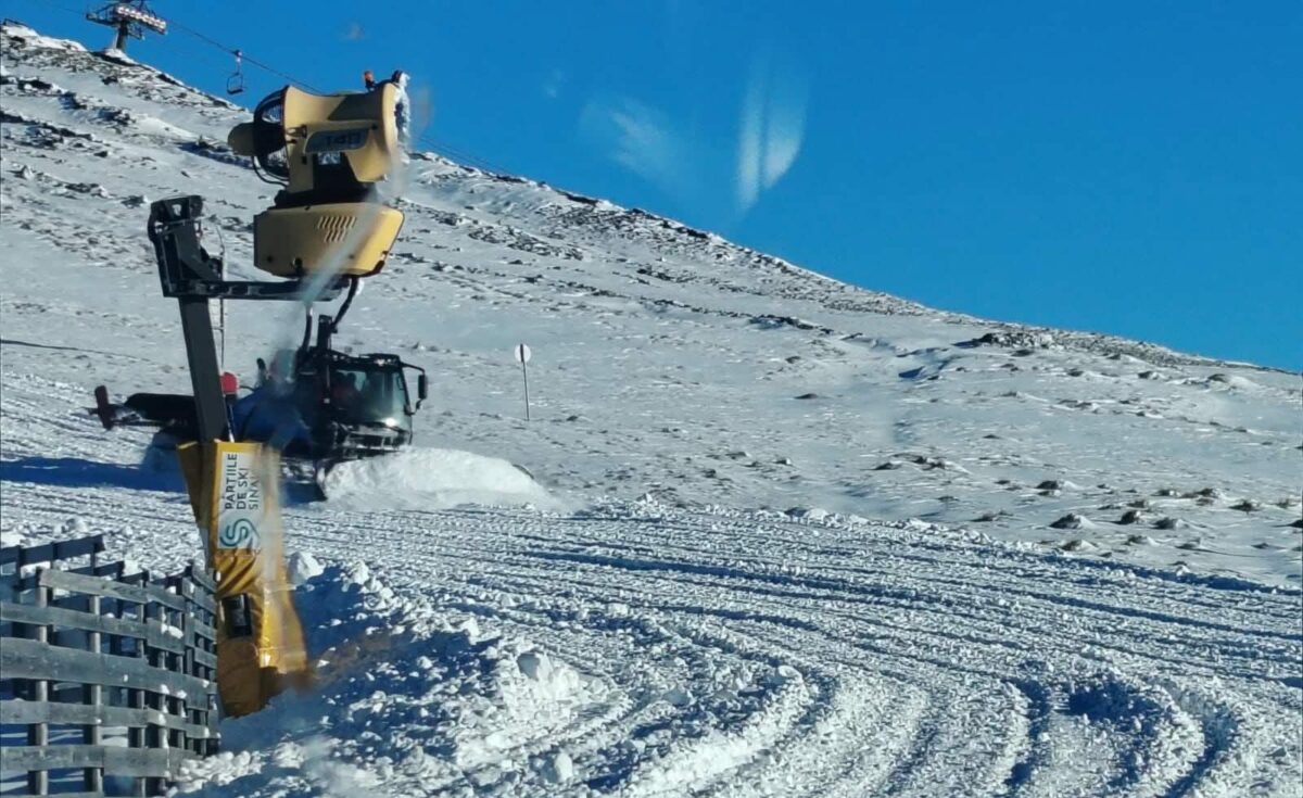 Poza pentru articolul A fost închis drumul către Cota 1400 din Sinaia din cauza zăpezii depuse pe carosabil