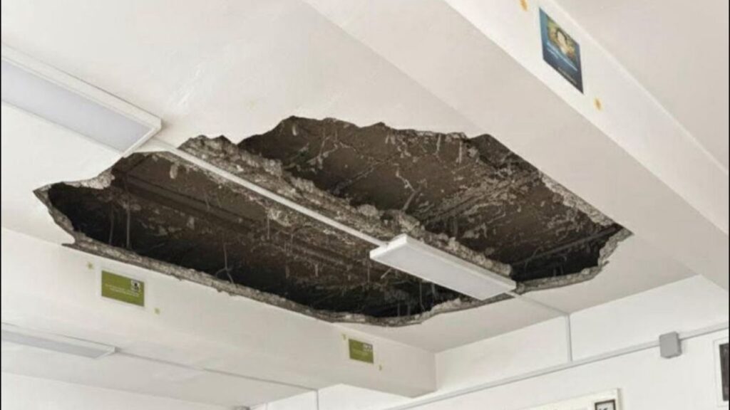 Imagini revoltătoare la Colegiul „Mihail Sturza” din Iași / Tavan prăbușit într-o sală de clasă