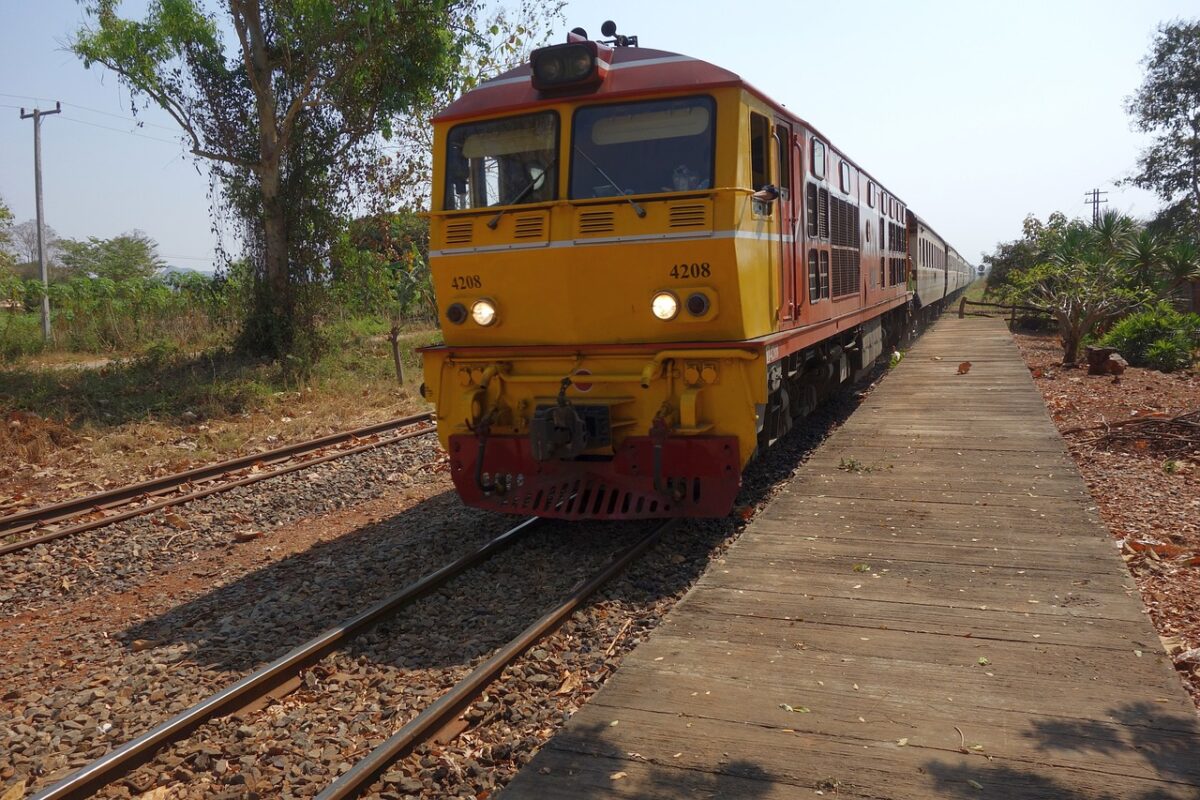 Accident mortal în Thailanda: macara peste tren