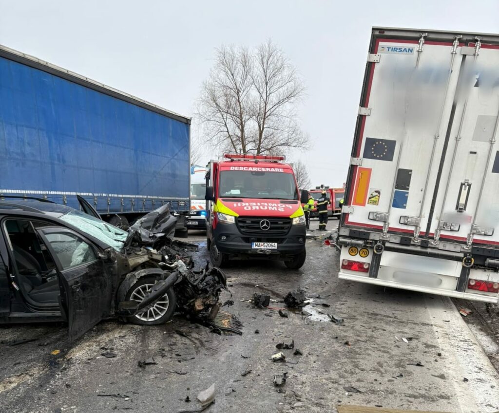 Accident rutier în Suceava: O persoană a rămas încarcerată, pompierii intervin la fața locului