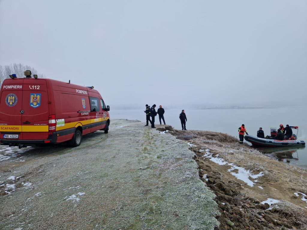 Scafandrii caută un marinar a dispărut de pe o barjă aflată pe Dunăre. Verificări și în Bulgaria