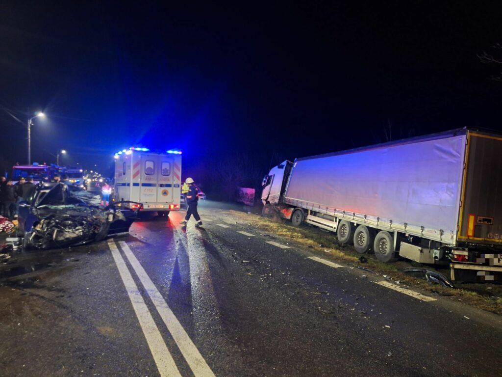 Un tânăr de 19 ani a murit într-un accident pe DN 7, la Călimănești. Patru pasageri, răniți