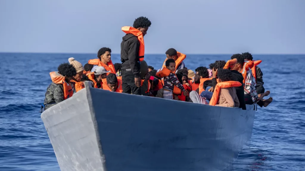 Libia: Peste 50 de migranți dați dispăruți în urma unui naufragiu în Marea Mediterană