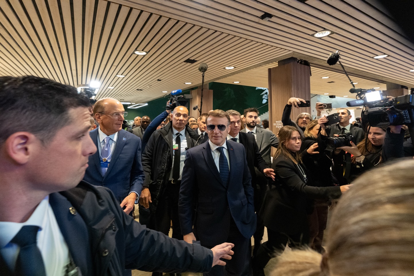 Macron cere ca UE să reia dialogul cu Rusia