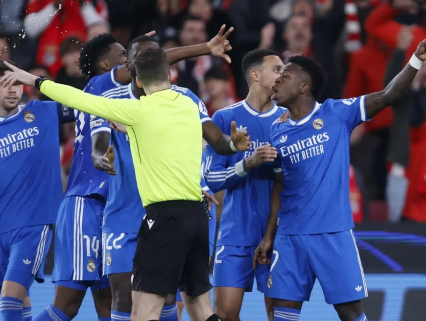Haos la Benfica și Real Madrid. Vinicius a acuzat un jucător de rasism și a ieșit de pe teren. Meciul întrerupt mai multe minute