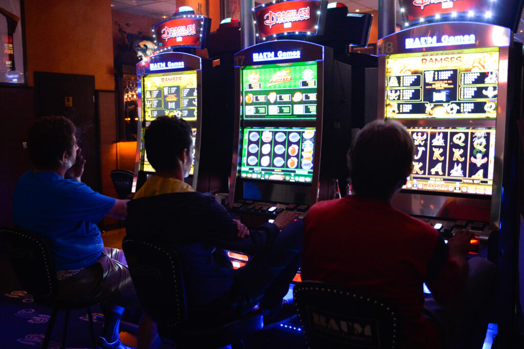 Senatul adoptă două proiecte privind jocurile de noroc: acces de la 21 de ani, reclamele online sunt restricționate