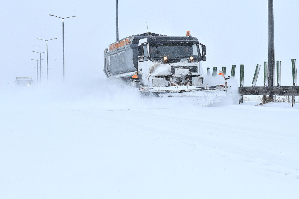 Restricții de trafic pe autostrăzi din cauza ninsorii. Tronsoane închise pe A1, A0 și unele drumuri naționale. S-a reluat traficul pe A7 Ploiești-Adjud