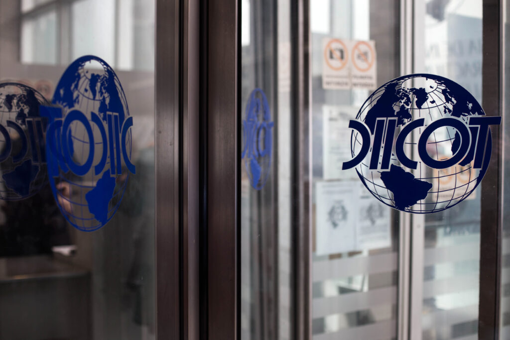 Percheziții DIICOT la un club de noapte din București, într-un dosar de trafic de persoane, proxenetism și spălare de bani