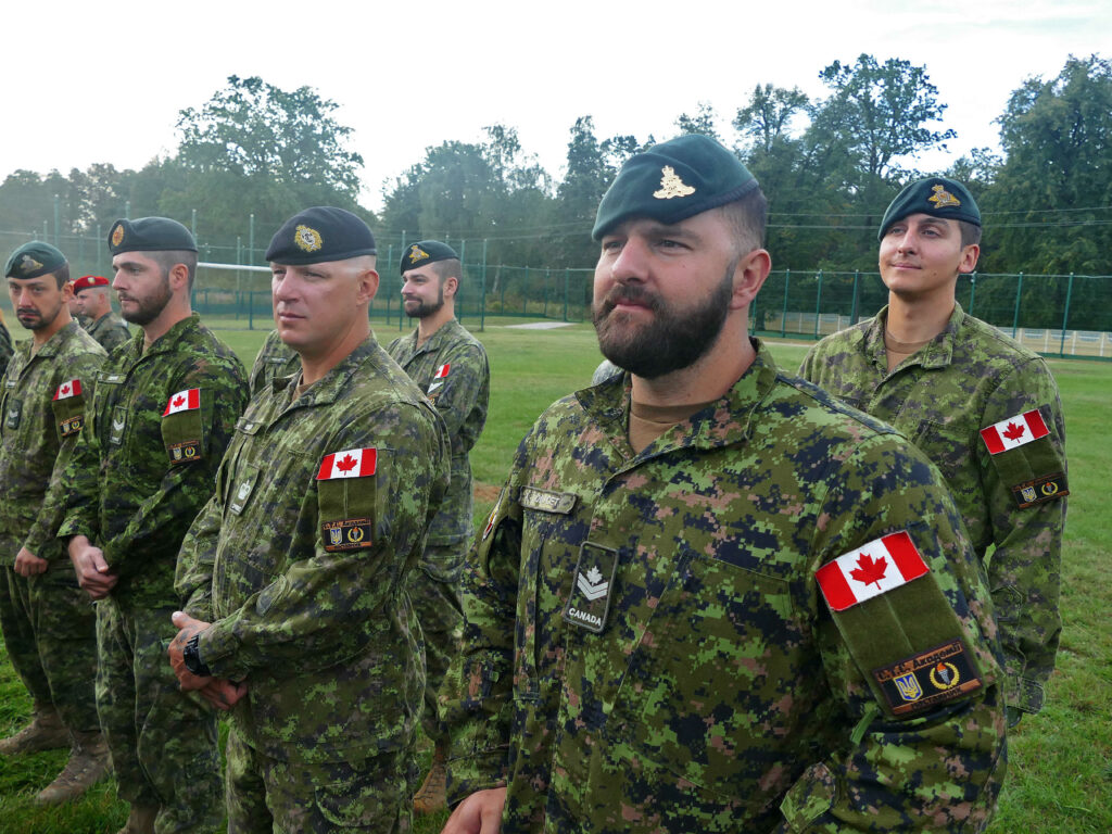 Val de recrutări în armata canadiană după amenințările lui Trump