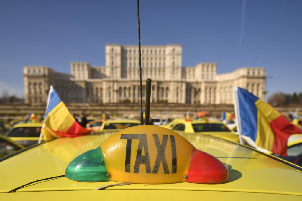 DNA „trage pe dreapta” transportul „la negru” din București, care operează prin platformele partenere BOLT și UBER: mii de șoferi activează fără forme legale, interpușii încasau sume uriașe, firmele nu plăteau taxele. Detalii din ancheta cu prejudiciu de 5,6 milioane de euro