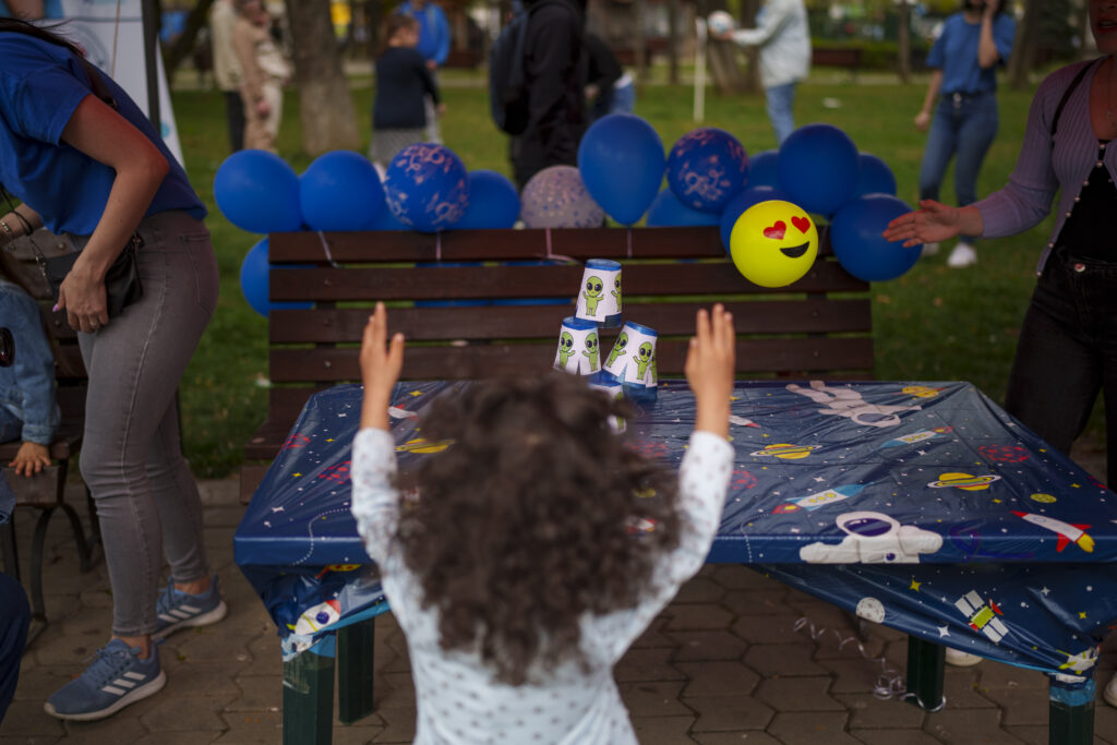De ce autismul este diagnosticat mult mai târziu la fete decât la băieți