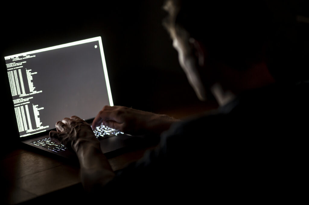 Poliția spaniolă a arestat un hacker care rezerva camere de lux cu un cent