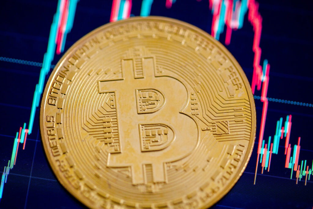 Bitcoin își continuă declinul: Criptomoneda a ajuns la un nou nivel minim din ultimele 16 luni