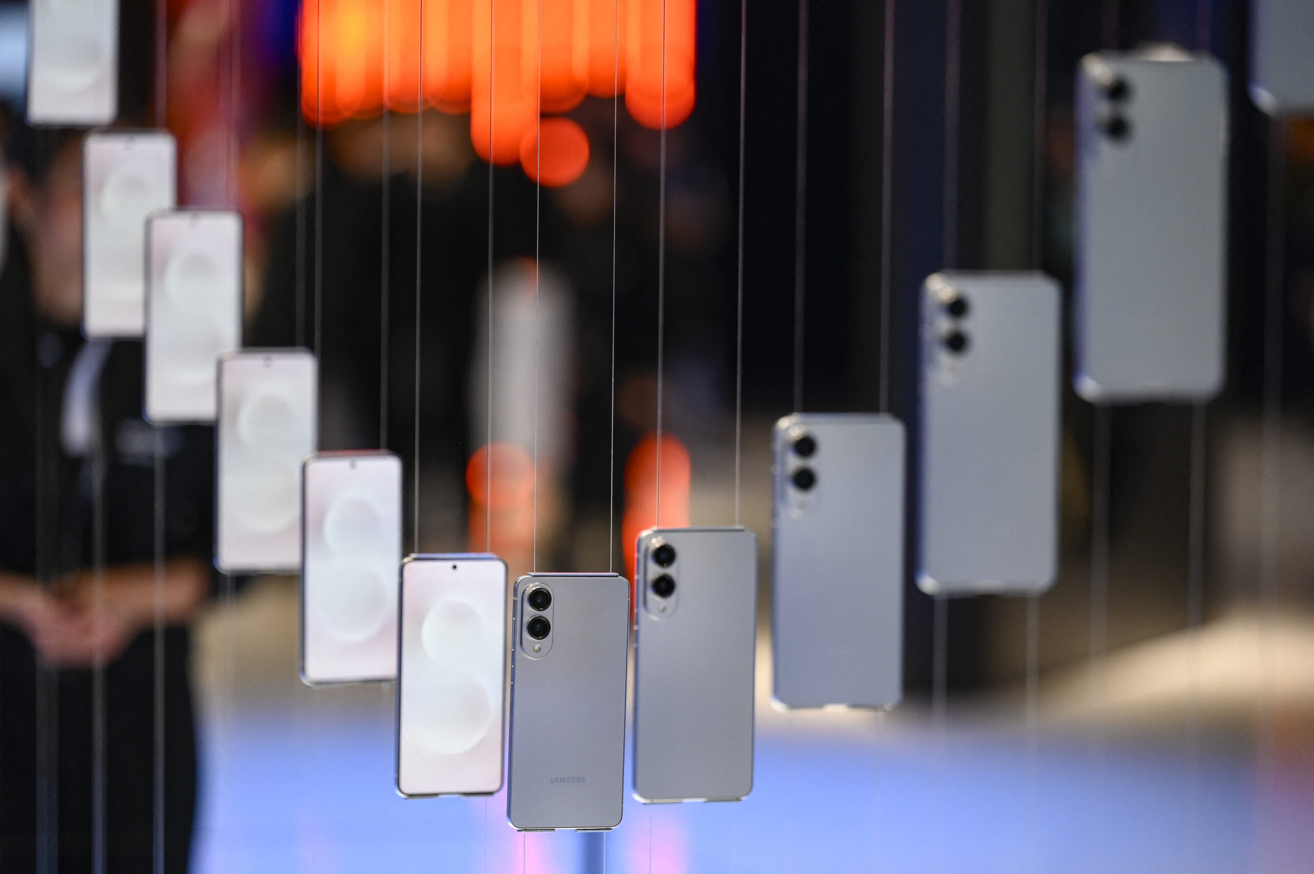 Telefoanele mobile, interzise în școli