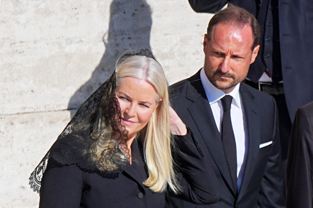 Prințesa moștenitoare a Norvegiei își cere scuze față de membrii familiei regale pentru contactele sale cu Epstein