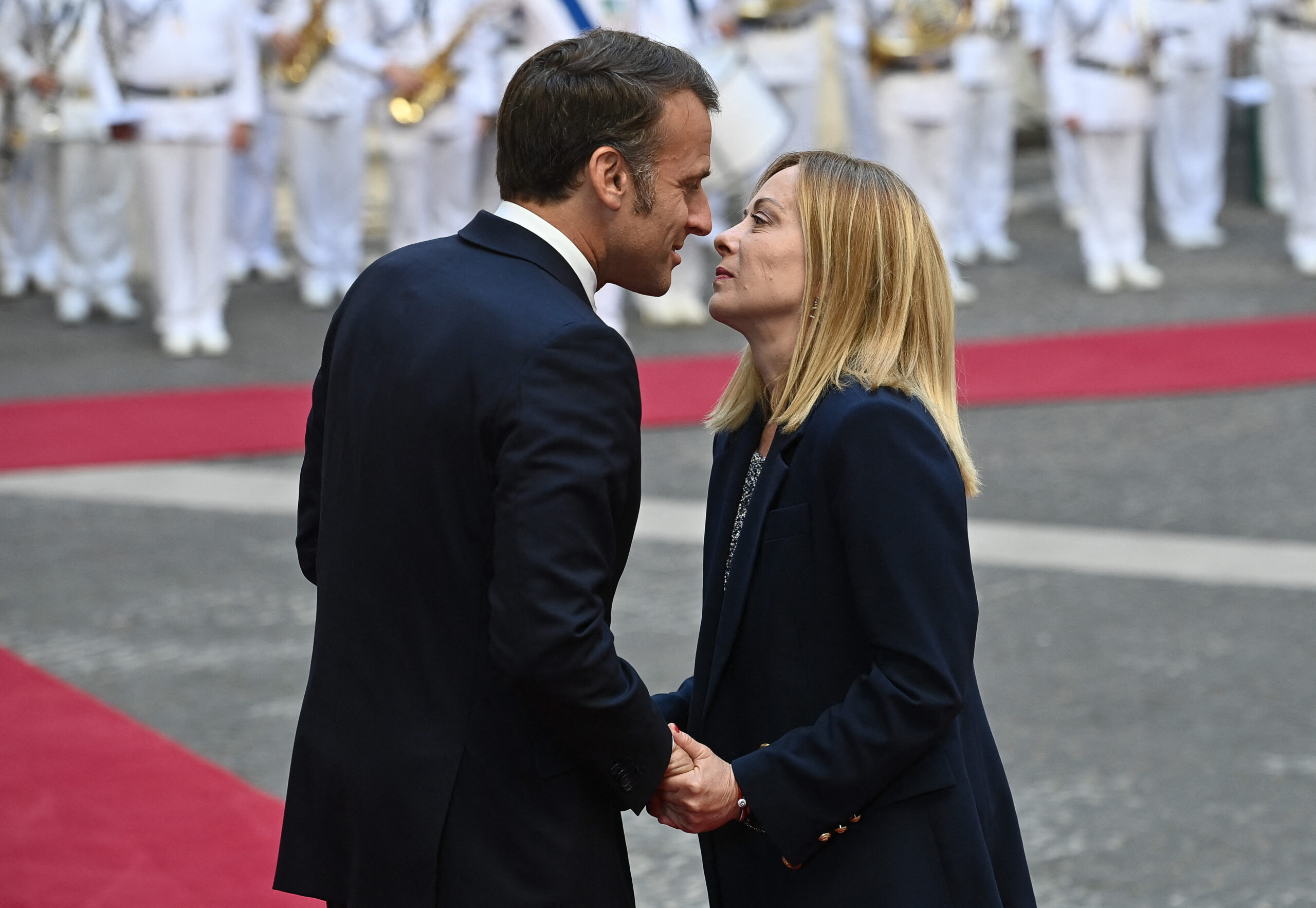 Schimb tensionat între Macron și Meloni pe fondul violențelor