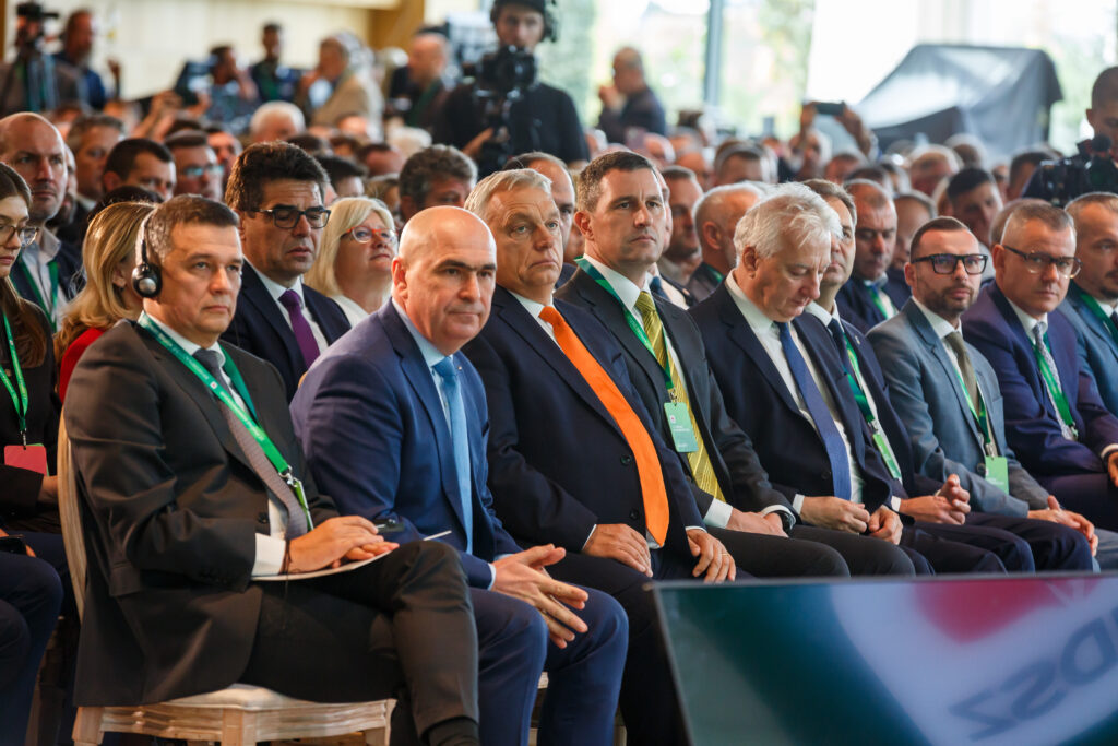 Grindeanu, discurs dur de lângă premierul Bolojan: „Nimeni nu se va atinge de fondurile destinate comunelor”. Președinții PNL și PSD, față în față la Adunarea Generală a Asociația Comunelor din România