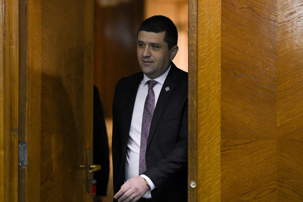 „Trendul” din Ministerul Apărării pe care Radu Miruță îl face praf: „Să treci terenurile ministerului din domeniul public în privat e ceva ce nu voi tolera. Să se oprească acum ca să nu-i oprească DNA!”