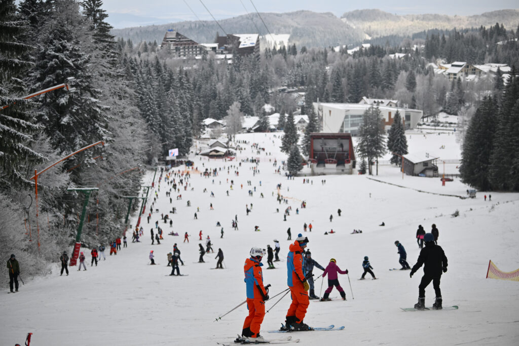 INS: Sosirile în structurile de cazare au scăzut cu 2,4% în 2025. Din ce țări vin cei mai mulți turiști străini