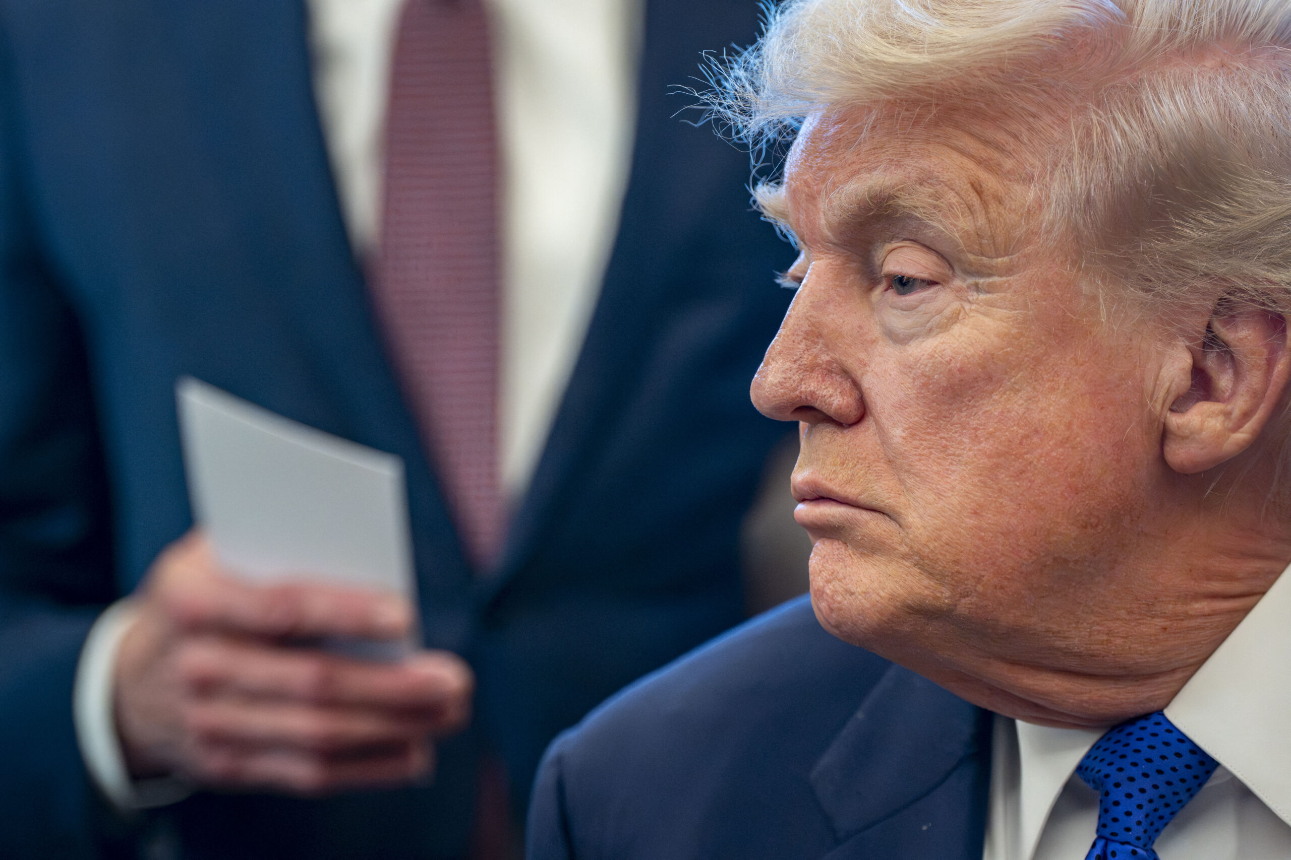 Poza pentru articolul Reacția lui Trump după decizia Curții Supreme: Voi semna un ordin de impunere a unui tarif global de 10%