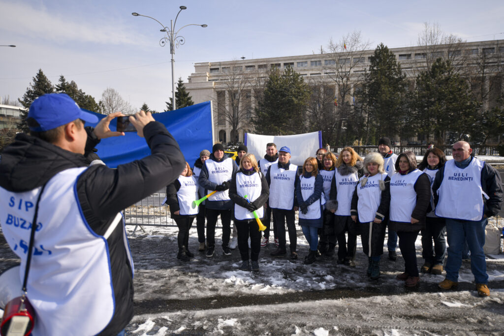 Bolojan le răspunde profesorilor: Revenirea la norma de 18 ore nu este posibilă. Norma actuală este la nivel minim european