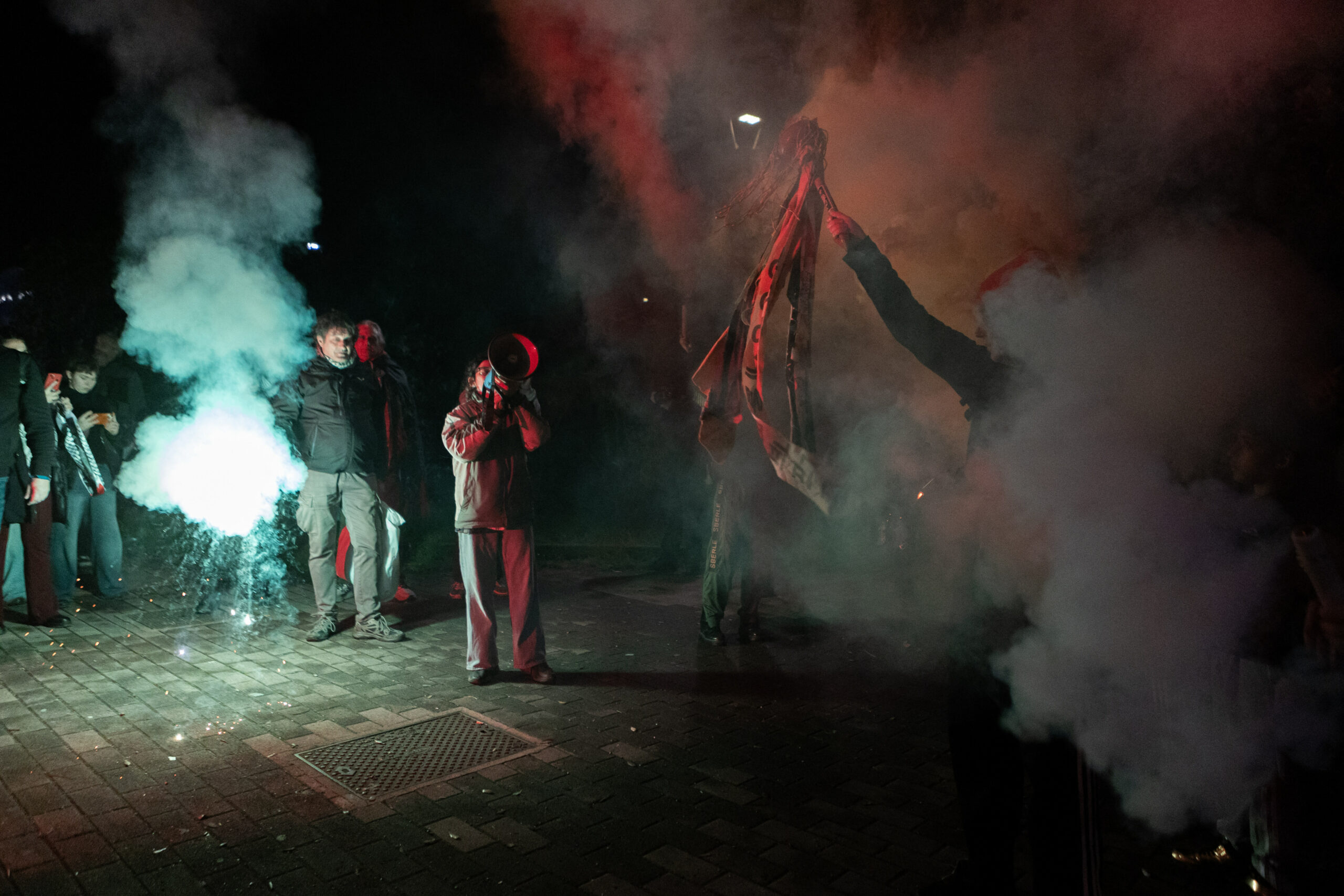 protestatari au aruncat petarde, poliția a folosit gaze lacrimogene protestatari au aruncat petarde, poliția a folosit gaze lacrimogene