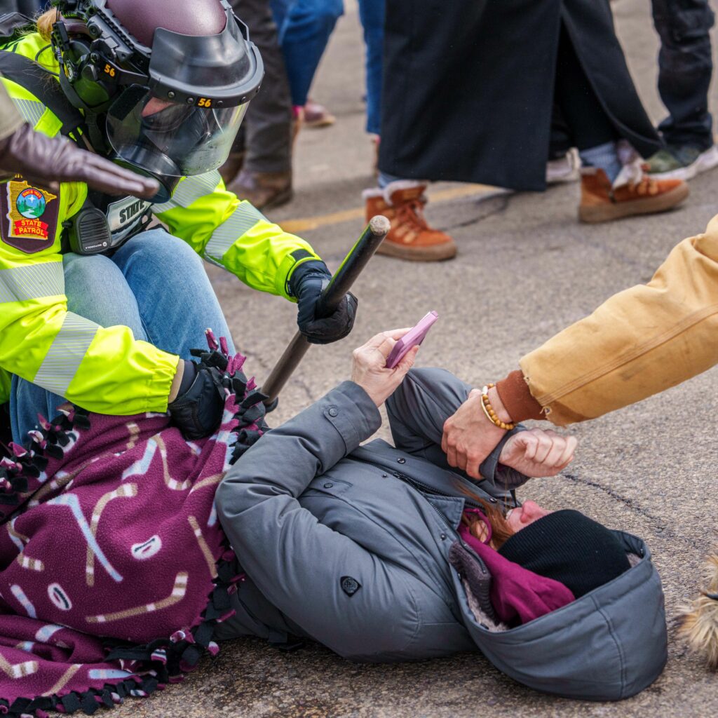 Cum ne afectează psihic videoclipurile cu violența ICE care circulă online
