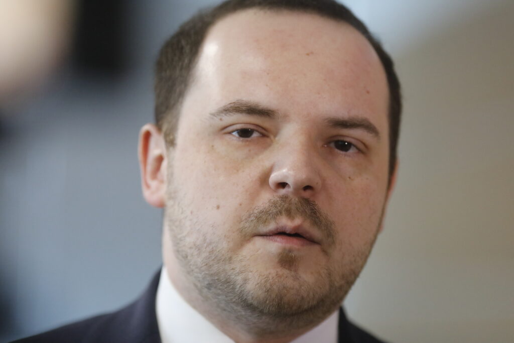 Rogobete vrea să spargă monopolul CNAS: mai multe case de asigurări