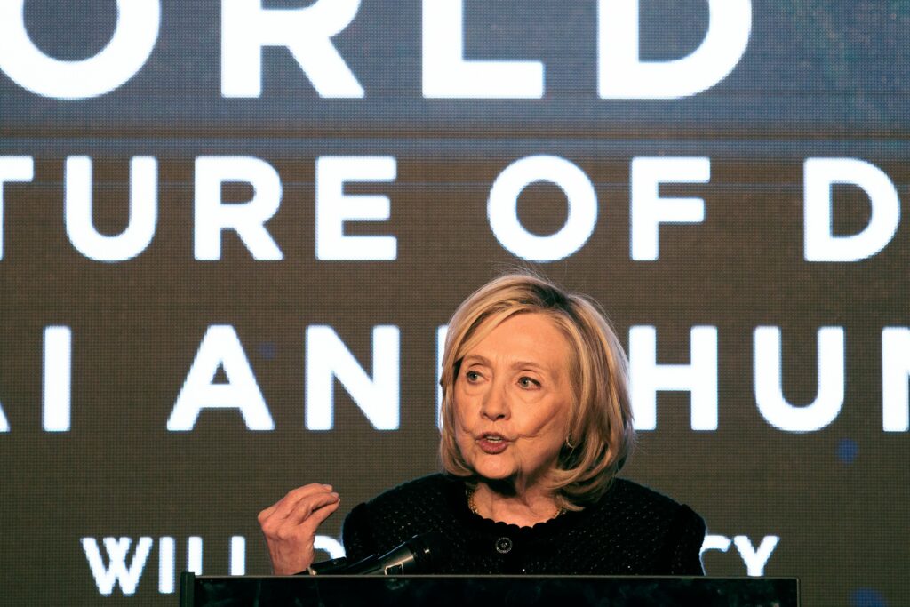 Hillary Clinton depune azi mărturie cu ușile închise în dosarul Epstein