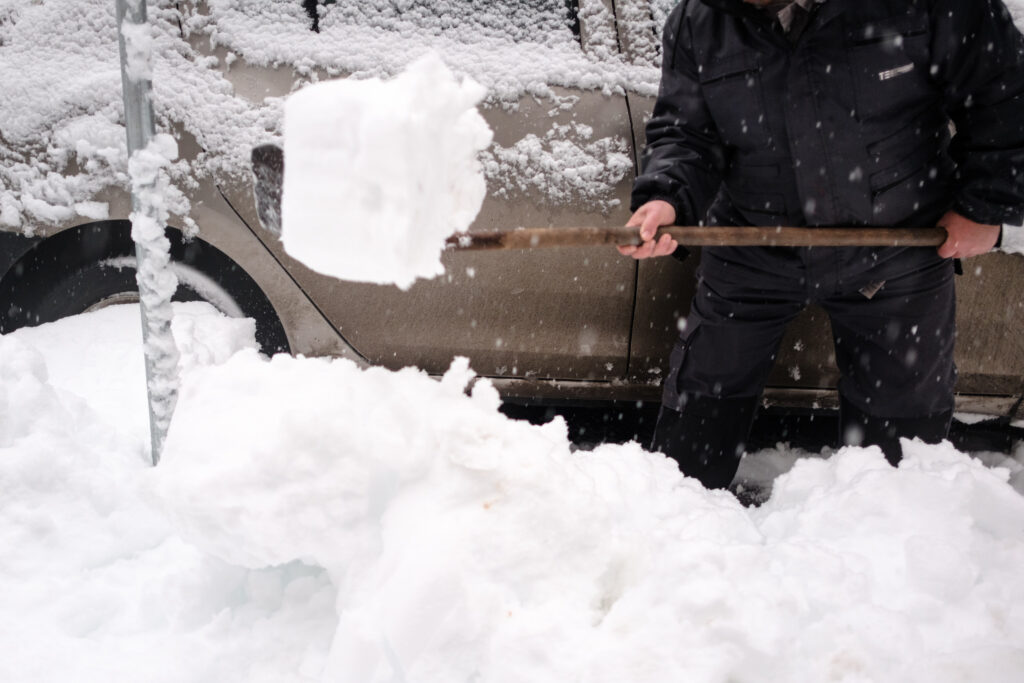 Peste 100 de persoane, blocate în mașini pe drumurile din toată țara / Aproape 4.000 de oameni au rămas fără curent în 3 județe