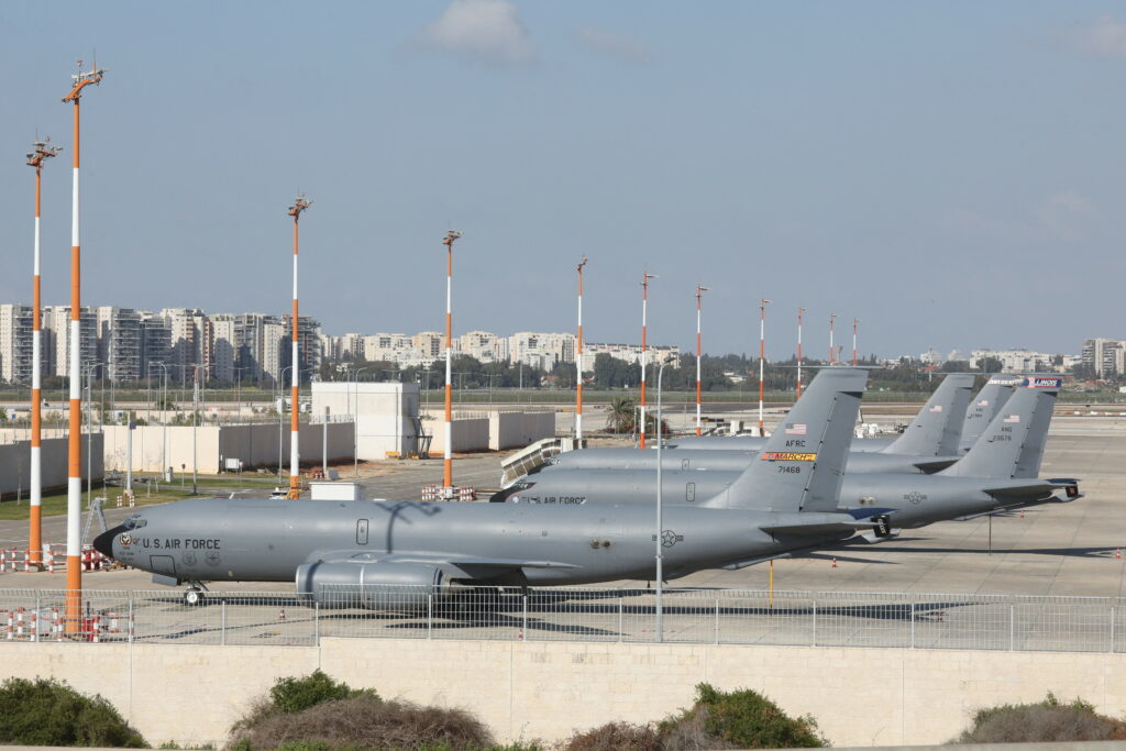 F-22, portavioane și sute de rachete Tomahawk: SUA, pregătite de atac asupra Iranului?