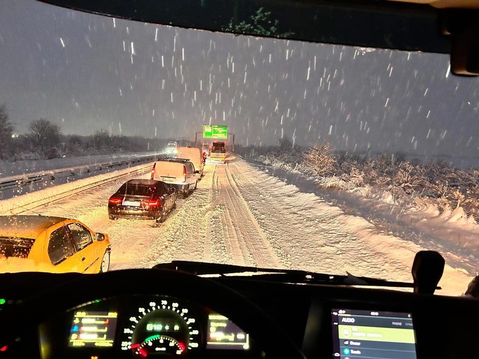 Restricții de trafic pe autostrăzile A1, A2, A3 și A7 din cauza ninsorii. Traficul este blocat pe A1