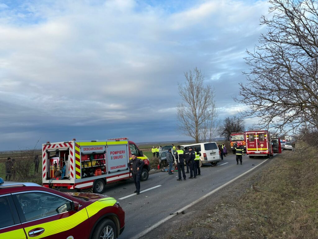 Accident între două mașini pe DN 2G, în județul Bacău. Circulația este oprită