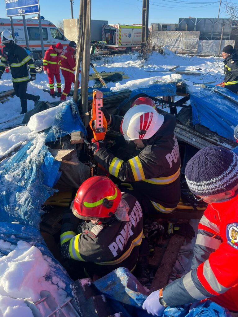 Persoană surprinsă sub acoperișul unei anexe prăbușite în Ploiești. Victima, transportată la spital