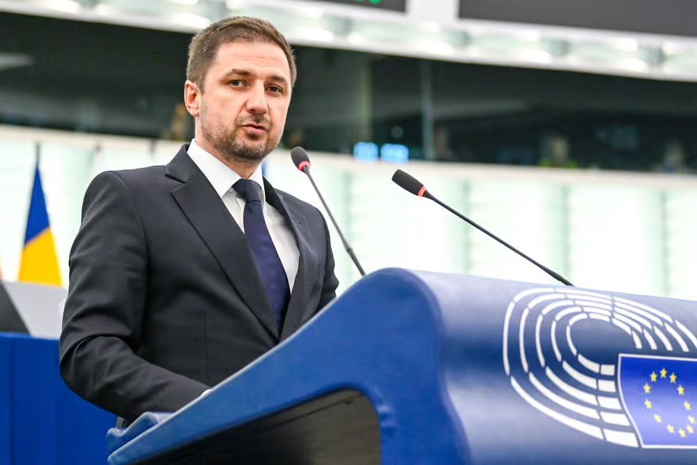 Adrian Axinia (europarlamentar AUR): Avem un Președinte ilegitim posibil infractor. El trebuie suspendat și demis din funcție