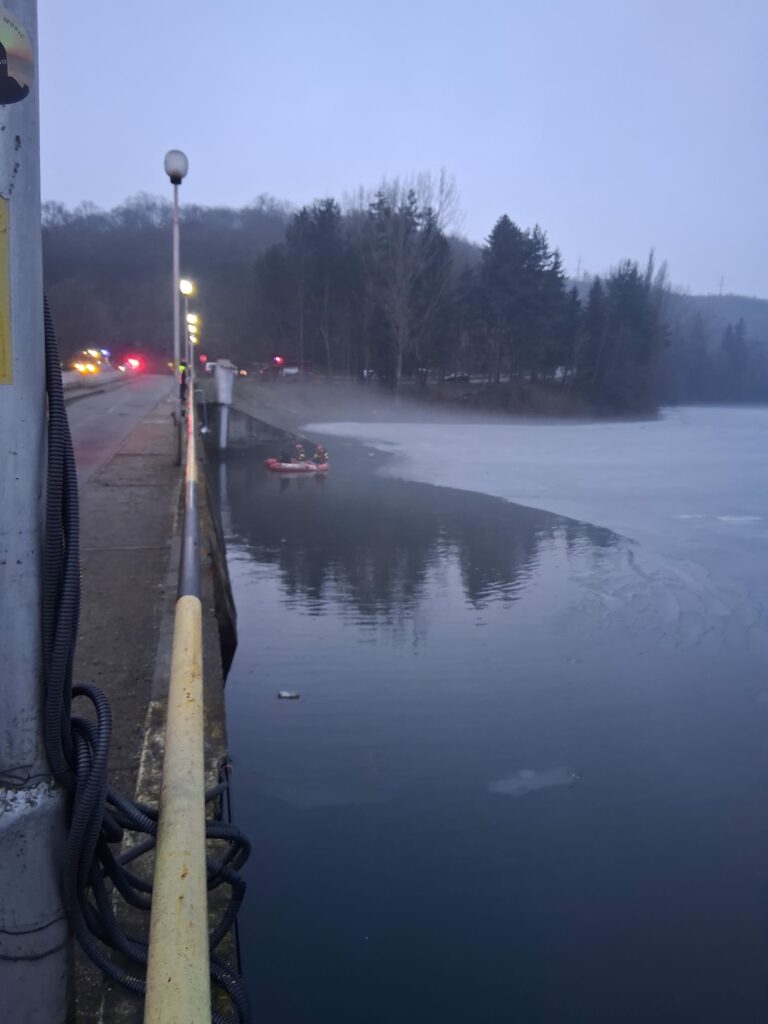 Cluj: Pompieri și scafandri caută un bărbat dispărut în apă, în zona barajului din Gilău