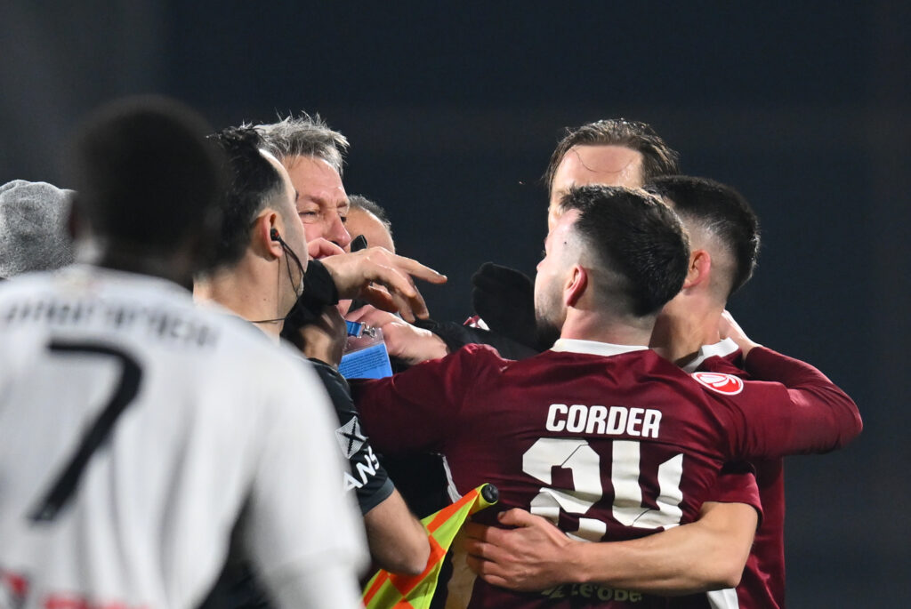 CFR Cluj condamnă incidentele de la finalul derby-ului cu U Cluj: „Pur și simplu, de neacceptat”