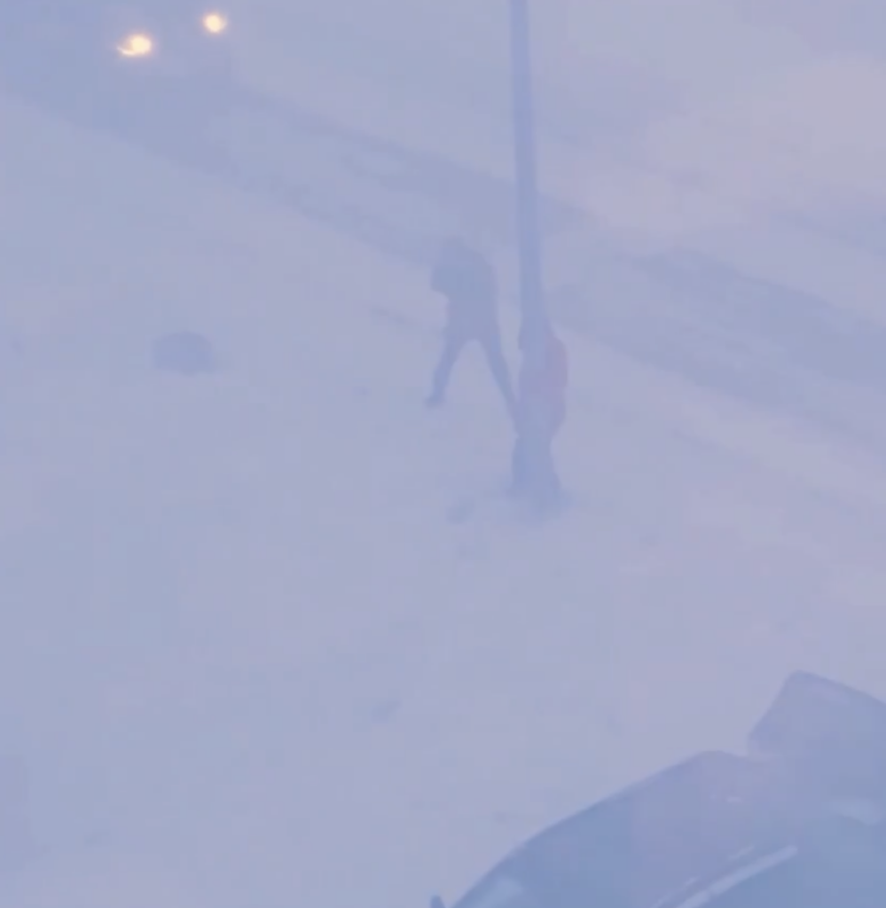 Vânt cu forța unui uragan „mătură” oamenii pe stradă. Condiții apocaliptice de iarnă în Anadîr, Chukotka, afectează rudele soldaților care luptă în Ucraina