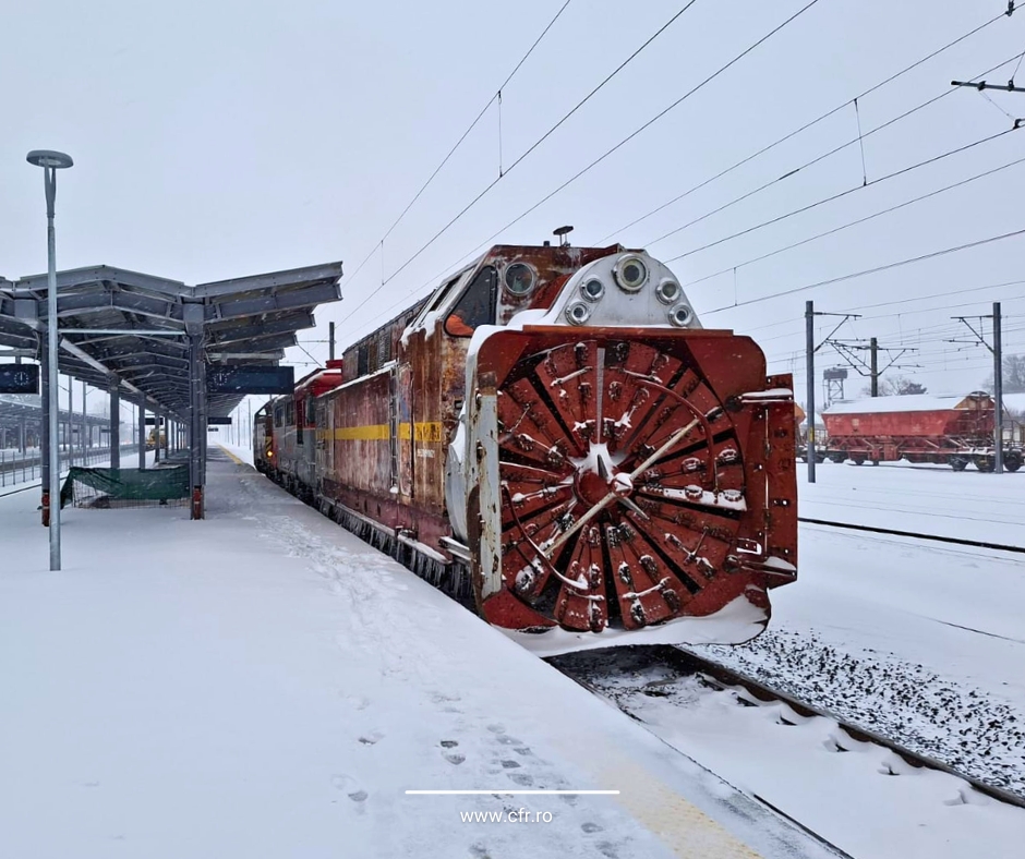 CFR: Peste 500 de angajați, mobilizați cu utilaje de deszăpezire