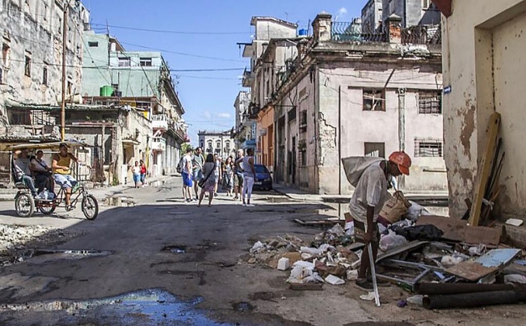 Banii din Cuba nu mai valorează aproape nimic.Cum rezistă sistemul între cursuri valutare, carduri inutile și salarii simbolice