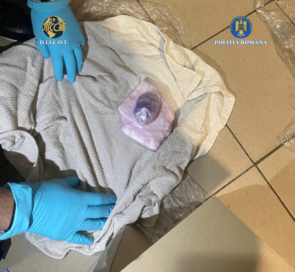 Cocaină adusă din Spania prin curier, descoperită la București. Patru tineri reținuți de DIICOT