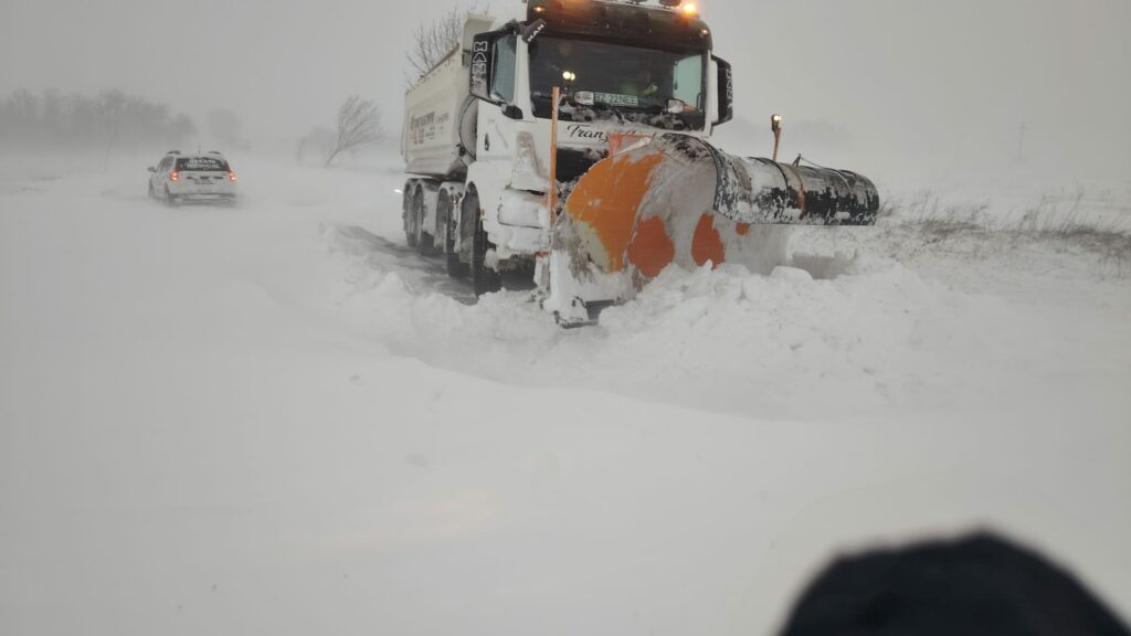 Patru buzoieni au ajuns la Dializă cu șenilata din cauza ninsorii viscolite