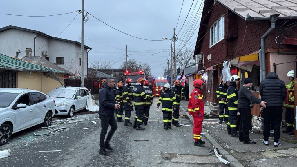 Explozie la o locuință din București. Două persoane au fost scoase din casă. Mașini avariate. VIDEO